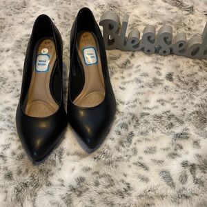 Time and tru 6w black low pumps